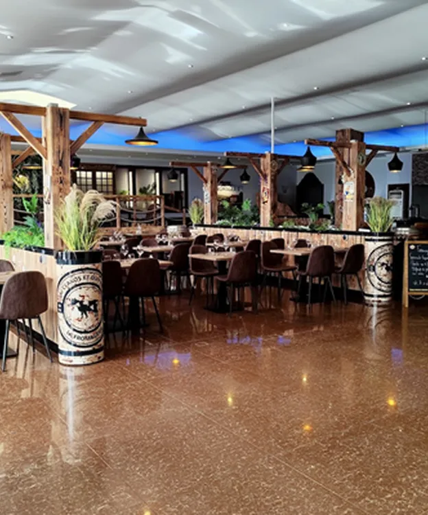 Salle de restaurant montagnard à Bourges dans le Cher 18