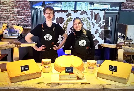 Restaurateurs de La Fromagerie derriere une étale de fromage à Bourges dans le Cher 18