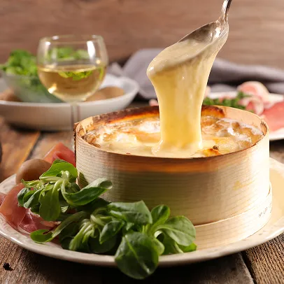 Assiette avec un camembert au four et de la charcuterie à Bourges dans le Cher 18