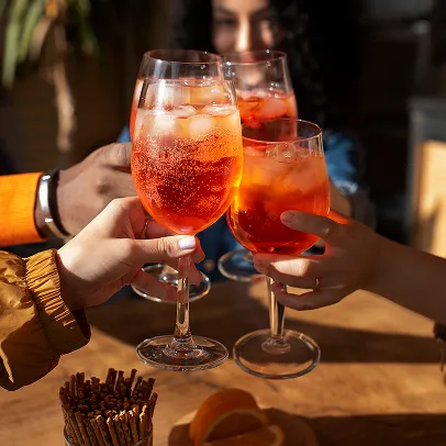 Des amis qui prennent un verre de vin dans un bar à Bourges dans le Cher 18