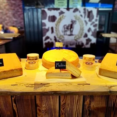 Bar à raclette avec diférents fromages à Bourges dans le Cher 18