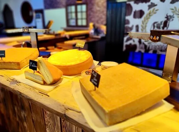 Bar à raclette avec un large choix de fromage dans votre restaurant La Fromagerie à Bourges dans le Cher 18