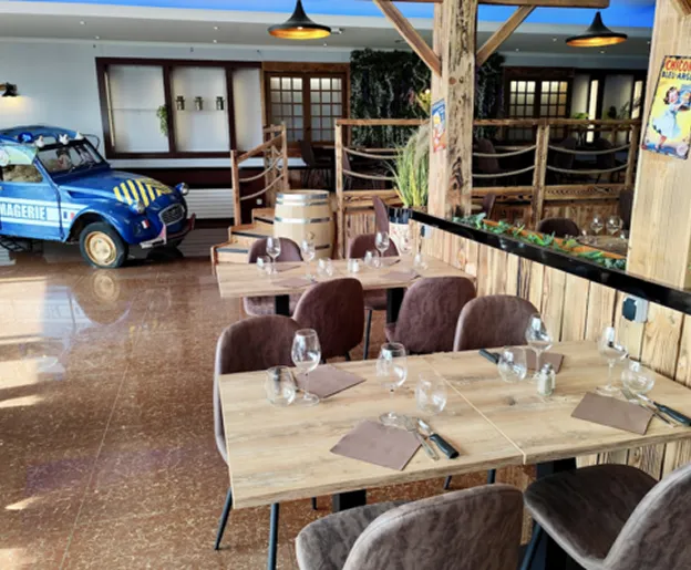 Salle du restaurant La Fromagerie à Bourges dans le Cher 18