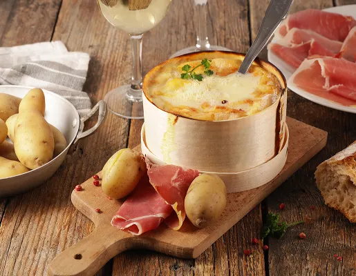 Un camembert au four avec de la charcuterie et des pommes terre à Bourges dans le Cher 18