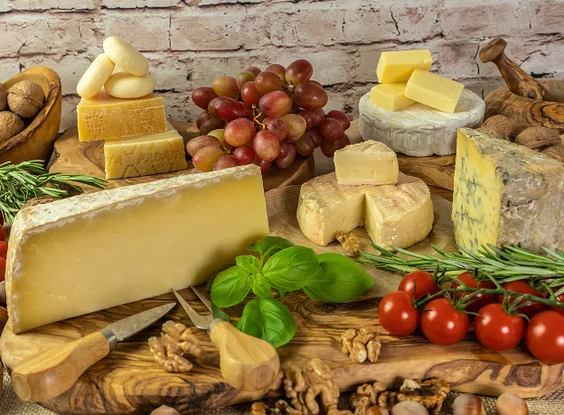 Un plateau avec différents fromages à Bourges dans le Cher 18