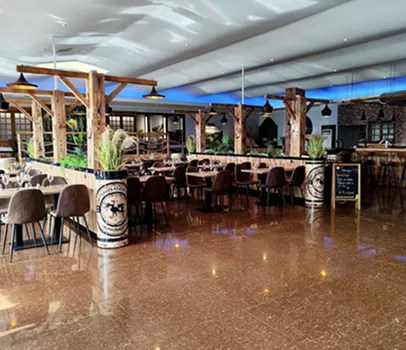 Salle du restaurant La Fromagerie à Bourges dans le Cher 18