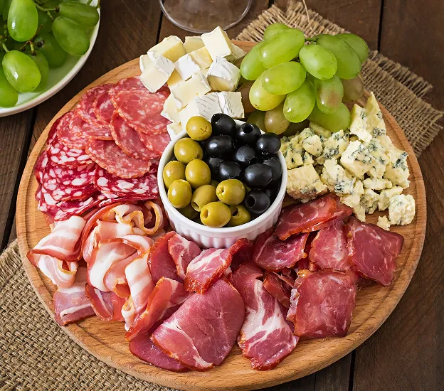 Une assiette de charcuteries et fromages dans votre restaurant à Bourges dans le Cher 18