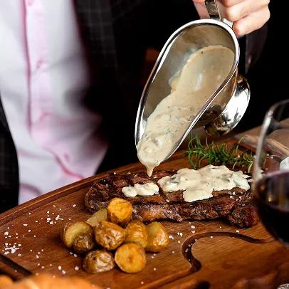 Plat de viande avce des pommes de terre et de l sauce